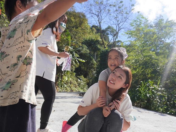 雲豹能源愛心送暖花蓮母語學園，此為雲豹能源總經理與孩童合照。