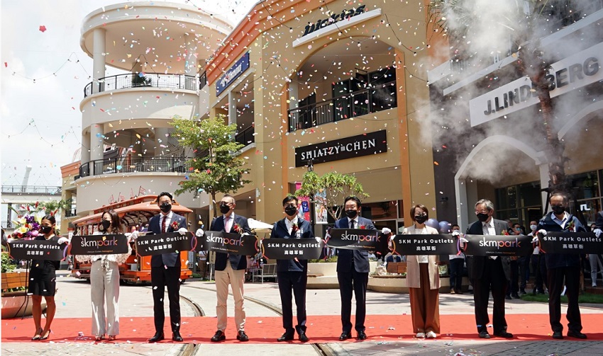 高雄市長陳其邁(中)、新光三越百貨董事長村上英之(中右)、新光三越百貨總經理吳昕陽(中左)及與會貴賓