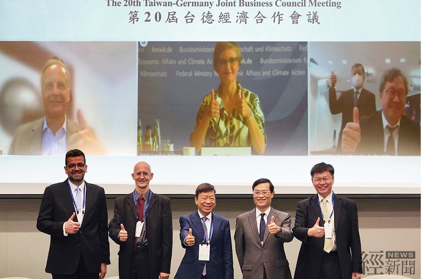 經濟部次長陳正祺(前排右二)及德國聯邦經濟及氣候保護部政務次長Franziska Brantner(投影螢幕中)合影（照片來源：德國經濟辦事處）