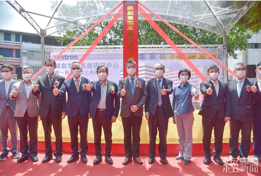 左四起加工處高雄分處長吳大川、緯創集團幕僚長林福謙、緯創元件產品事業群暨晶捷達總經理卓竹順、加工處長