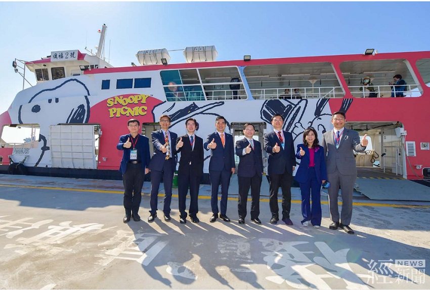 「鼓山-棧貳庫-旗津」新航線啟航，「史努比」款限定遊輪正式在24日首航，搭載「AI智慧窗屏導覽系統」