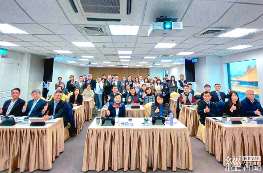 經濟部於昨(14)日由王部長主持召開零售業場次之「商業部門2030減碳路徑規劃」產業溝通座談會,凝聚