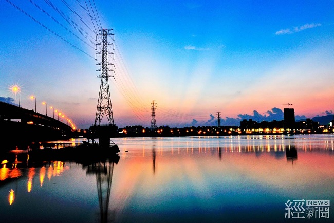 住宅用電700度以下、小商店1,500度以下、農漁及學校用電不漲,用電衰退產業減半調整