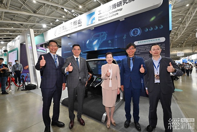 經濟部長王美花(中)出席 2023 Touch Taiwan 科專成果主題館