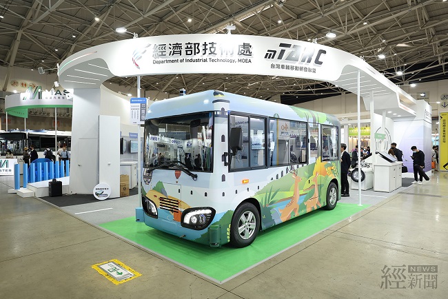 全台首輛MIT自駕小巴WinBus