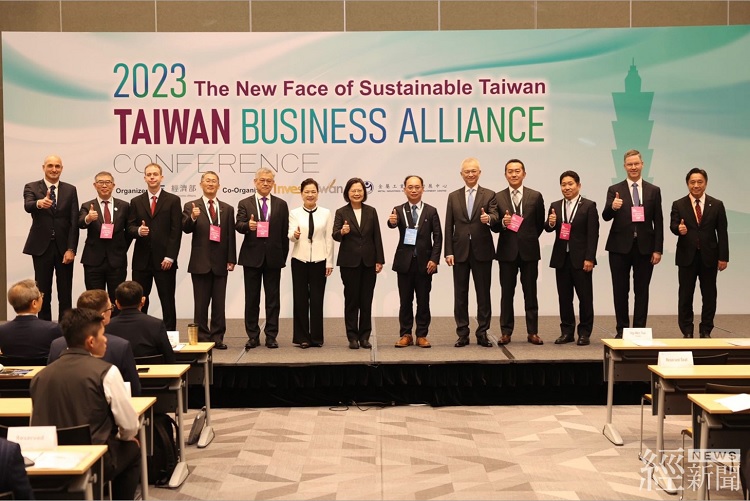 10家代表性外商於會中簽署投資意向書(LOI)並合影。