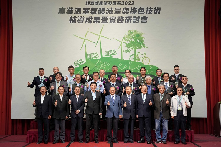 產業發展署署長連錦漳（前排中）、工業總會副理事長林明儒（前排右4），微軟總經理蔡琮裕（前排左4）、正