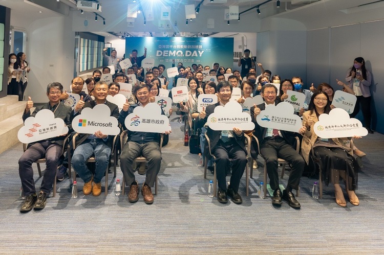 台微軟加速器展現培育成果。高雄市副秘書長王啟川、台灣微軟全球合作夥伴解決方案事業群總經理陳仲儒、經濟
