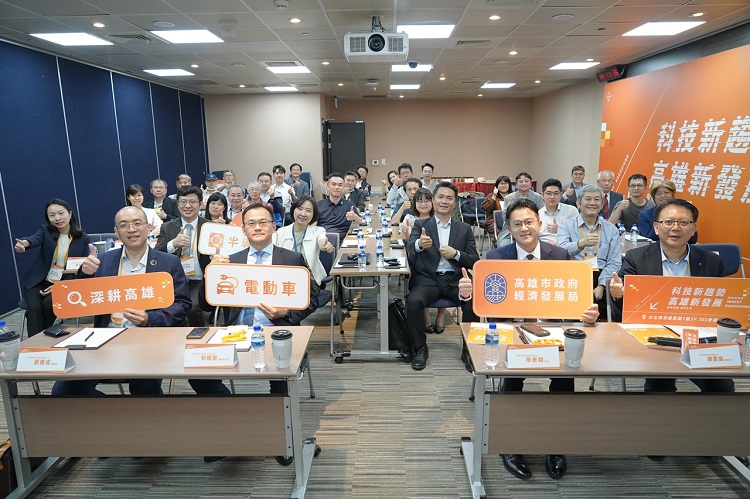 圖說1 高市府為爭取企業投資,特別北上辦理招商說明會,吸引逾20家廠商代表到場聆聽 (圖為大合照)