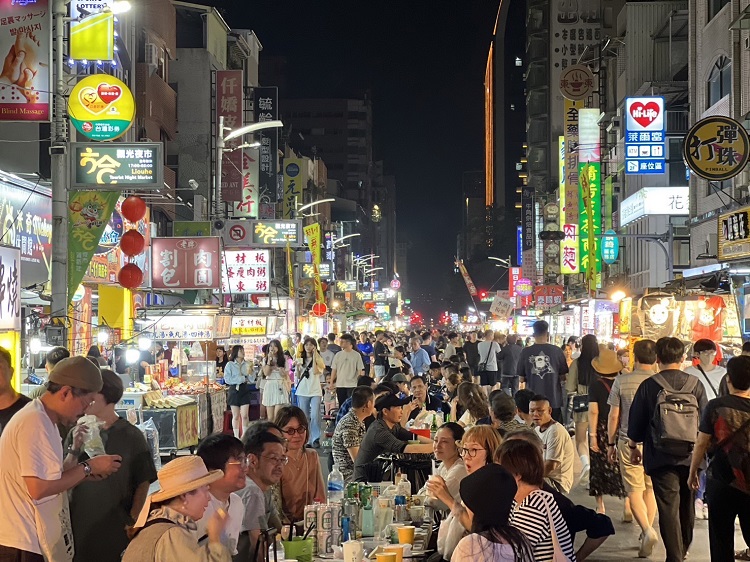 高雄夜市攤商在演唱會效應帶動之下，業績與出攤率皆大幅增長，其中六合夜市的出攤率更大幅增加50%