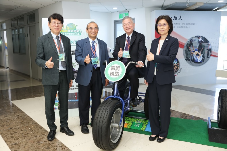 總統府沈榮津資政透過互動器具，體驗兼具安全與舒適性的節能輪胎。圖／車輛中心提供