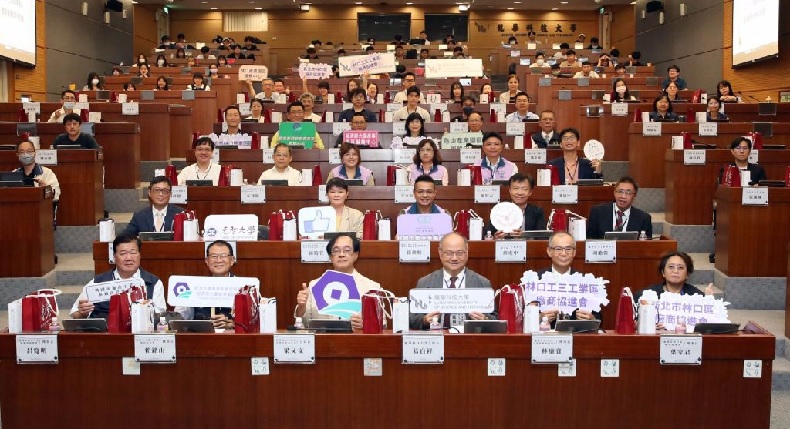經濟部產業園區管理局攜手龍華科大協助廠商轉型升級。圖/龍華科大提供